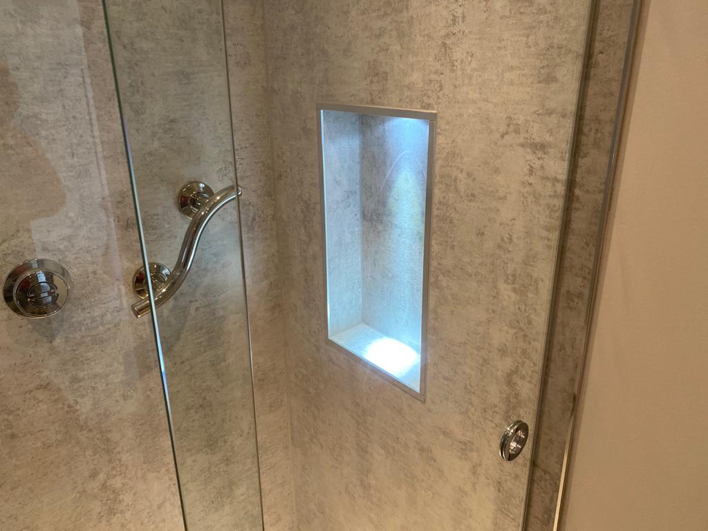Showerwall panels with niche